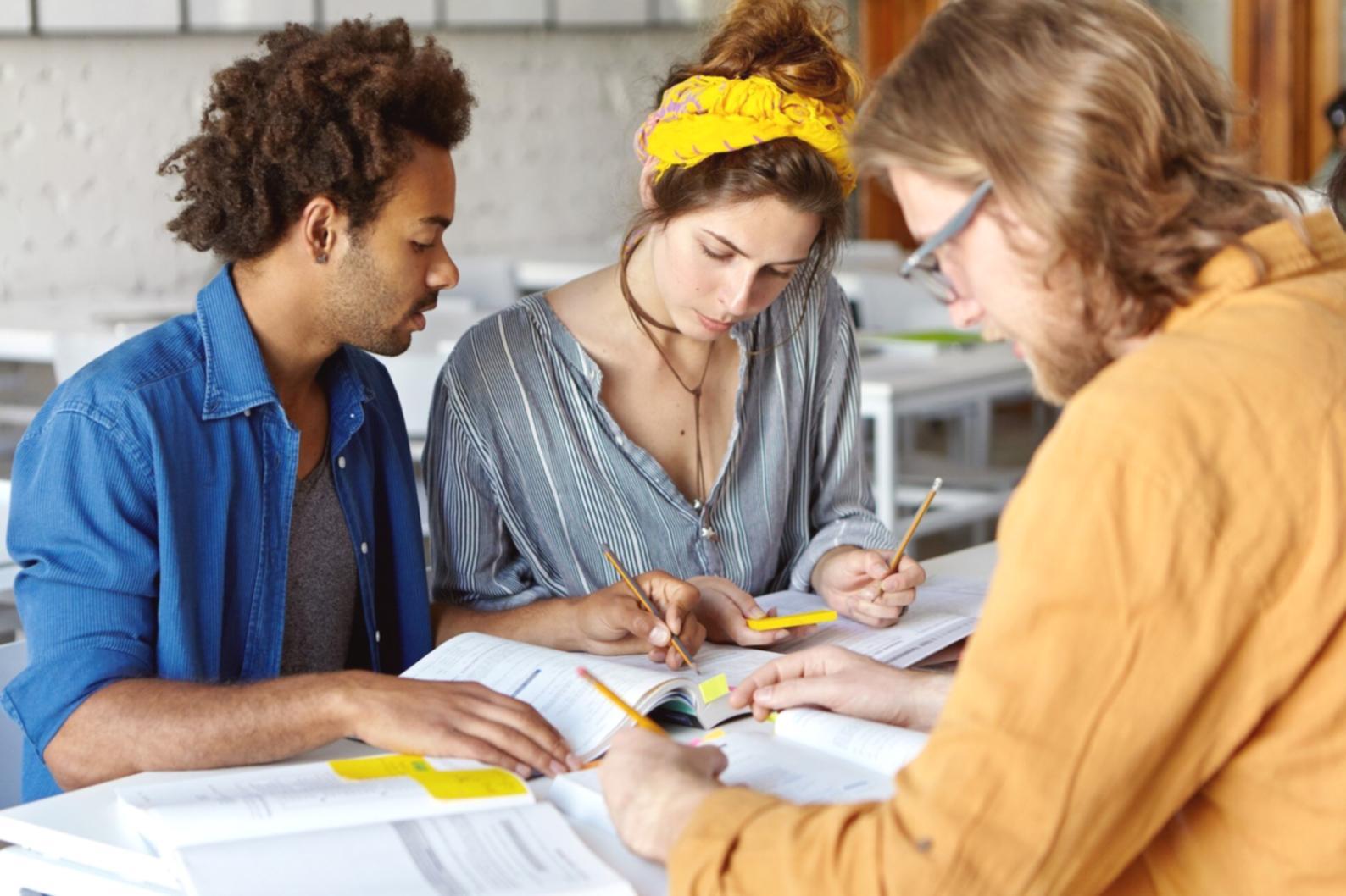Entrepreneur analysant des opportunités d'affaires sur un tableau moderne